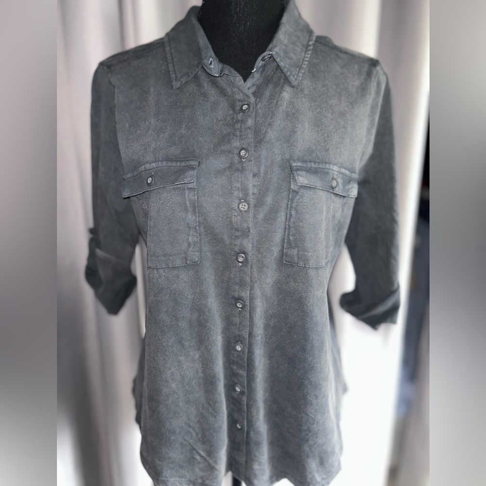 Cable & Gauge top Marled gray color with stretch side panels. Size medium NWT
